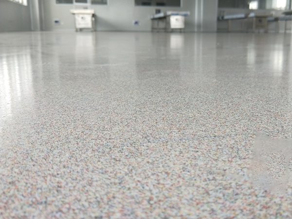 建智地坪環(huán)氧彩砂自流平最大的特點(diǎn)是什么?